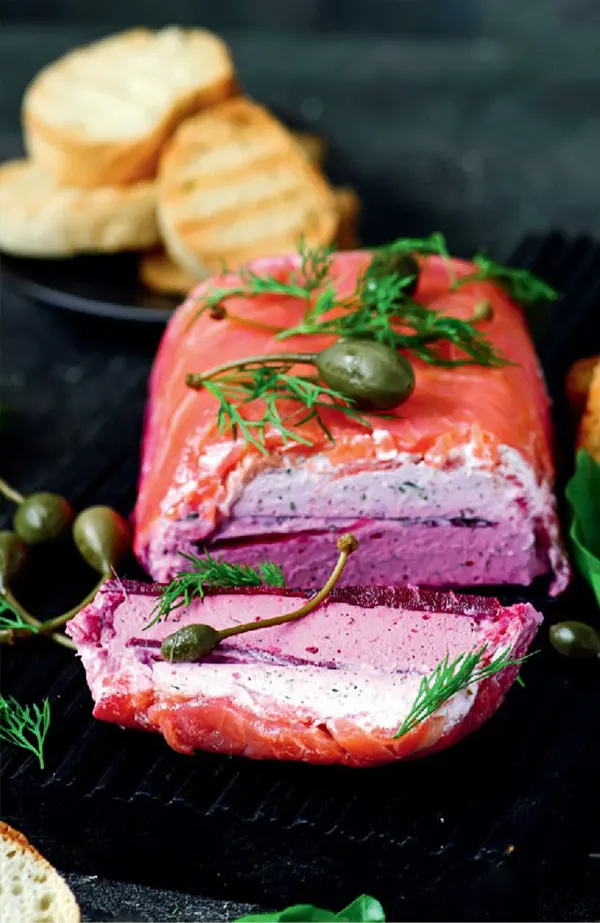 Terrina de salmón, queso crema y remolacha