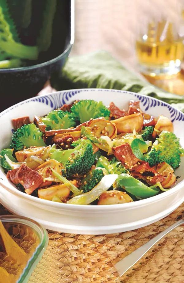 Brócoli salteado con ternera y champiñones
