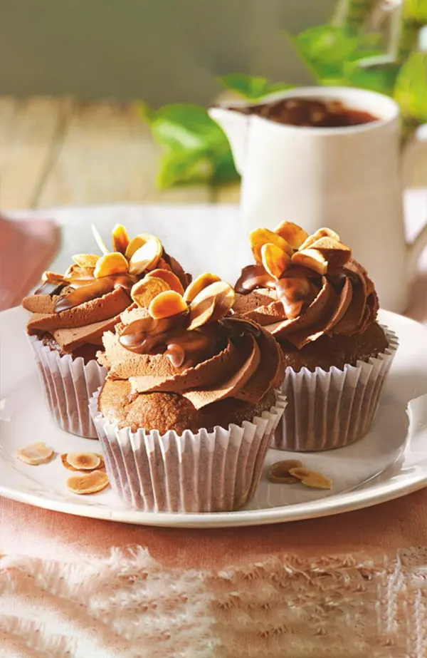Magdalenas de chocolate con trufa y almendras