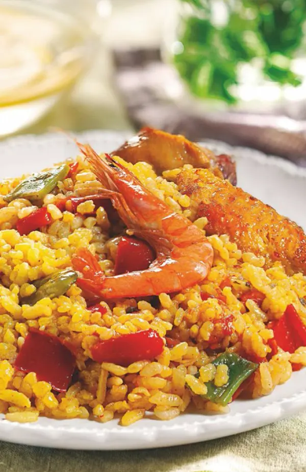 Paella mixta de marisco, conejo y pollo