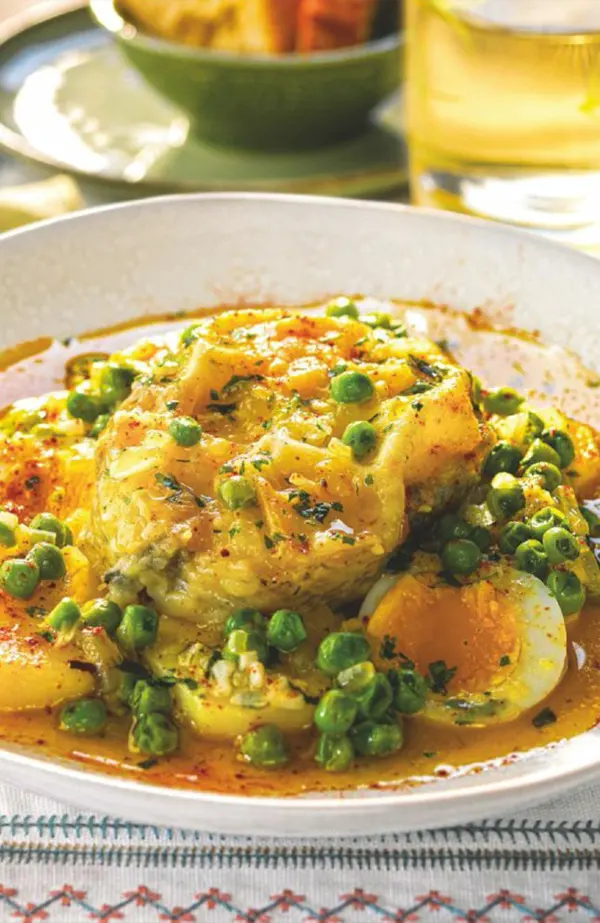 Pescadilla con patatas, guisantes y huevo duro